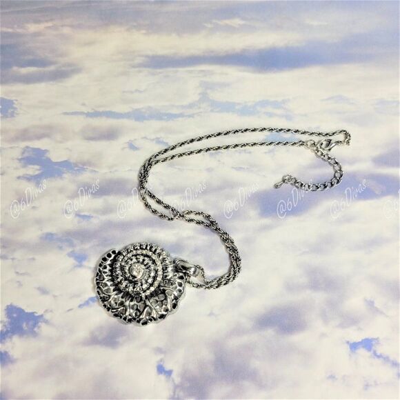Silver Snail Pendant necklace - Picture 3 of 4